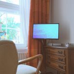 Einen TV und DVD-Player stehen im Wohnzimmer für Sie bereit. Es gibt W-lan, TV# und Radio-Empfang. Wir bieten eine Auswahl an Filmen und CD's.